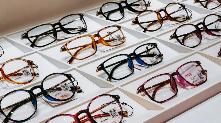 Choisissez parmi notre large sélection de lunettes pour corriger efficacement votre vue.